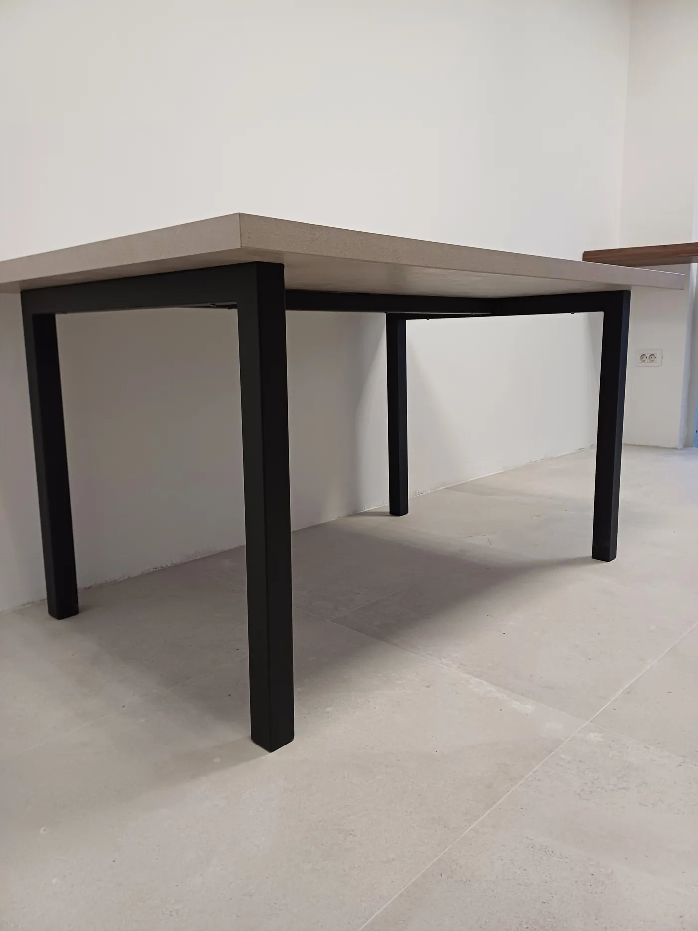Metalne noge stola, zavarene i lakirane u radionici