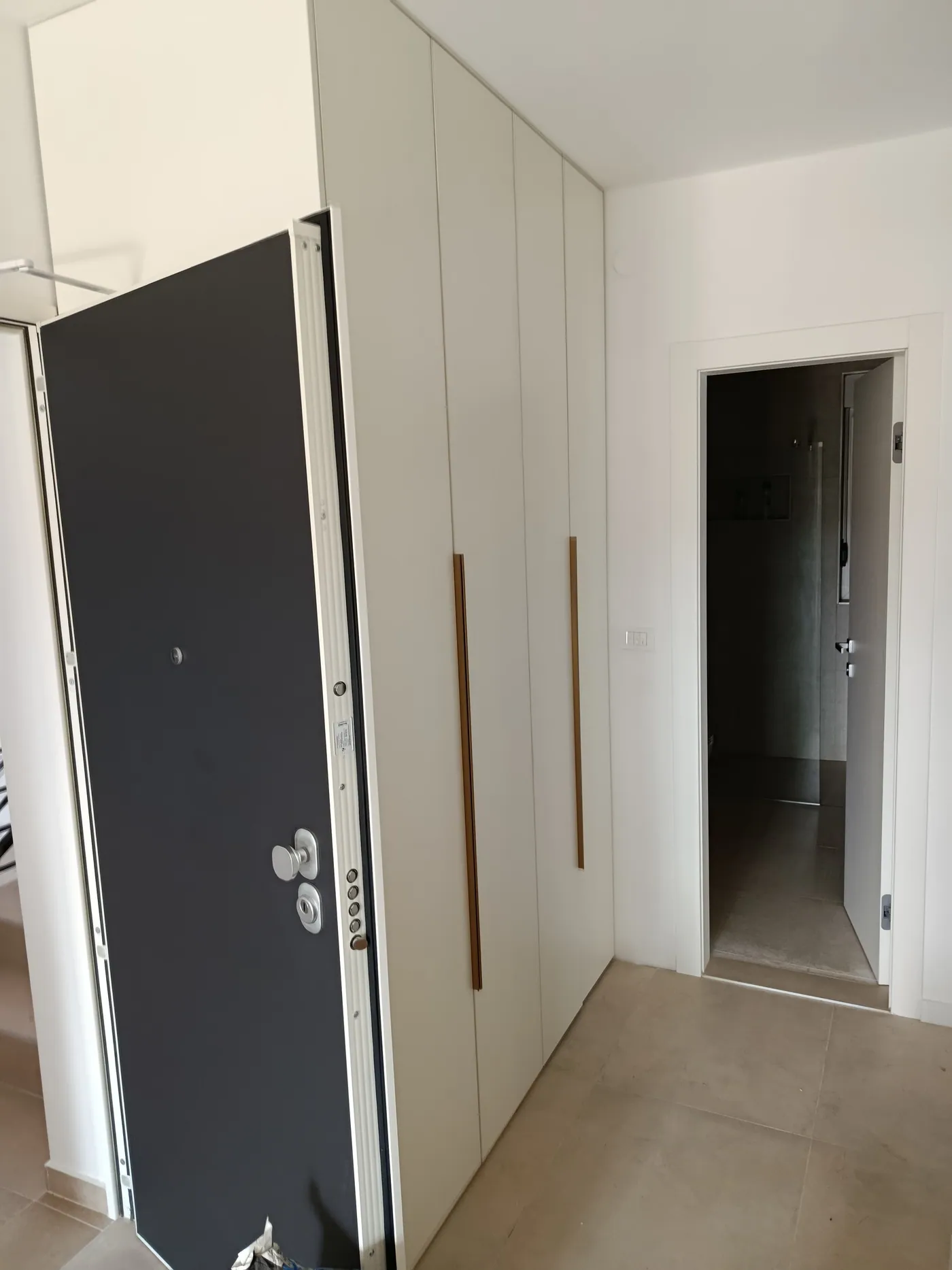 Bijela vrata garderobe i ulaz u hodnik